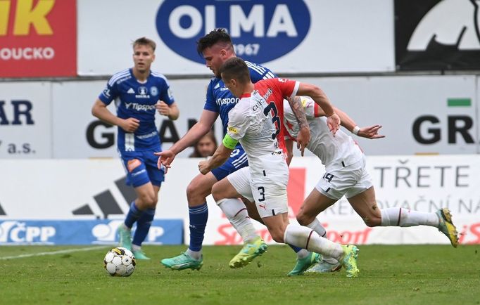 Pavel Zifčák v obklopení slávistického dua Tomáš Holeš, Mick van Buren