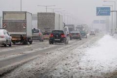 Silnice v Česku jsou namrzlé, pozor na husté mlhy
