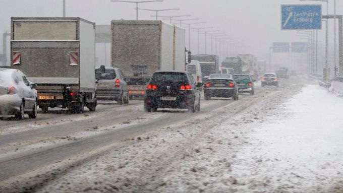 Ráno komplikovala život řidičům hlavně mlha a náledí
