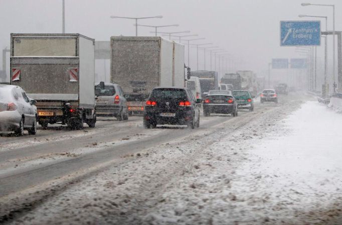 Dálnice A23 a husté sněžení ve Vídni. Sníh působí v Rakousku kalamitu na místních komunikacích.