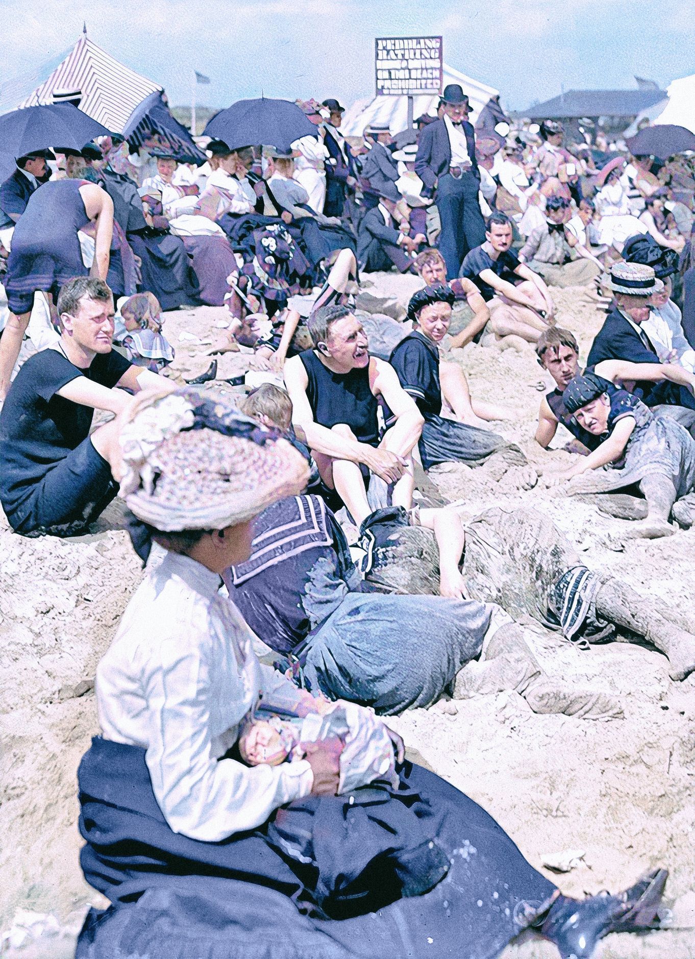 Jednorázové užití / Fotogalerie / Barvy, co vrátily život starým fotkám. Tentokrát na téma, jak se kdysi plážovalo.