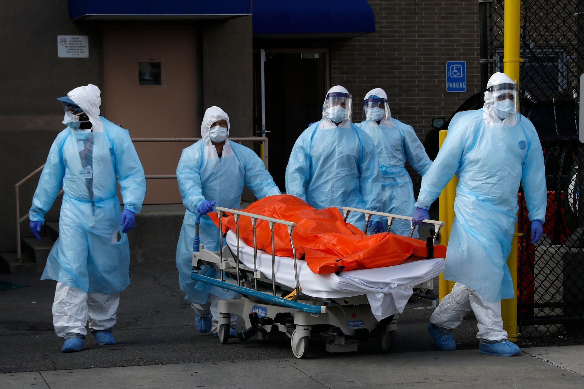 Zdravotníci odvážejí ostatky jedné z obětí koronaviru z nemocnice Wyckoff Heights v New Yorku.