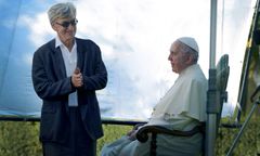 Wim Wenders a papež František při natáčení.