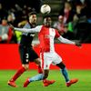 Ibrahim-Benjamin Traoré a Sergi Gomezv odvetě osmifinále Evropské ligy Slavia Praha - FC Sevilla