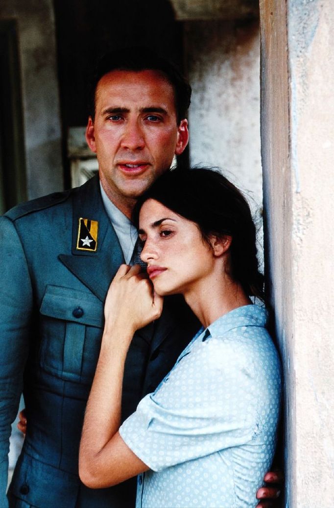 Penélope Cruz a Nicolas Cage ve filmu Mandolína kapitána Corelliho z roku 2001.