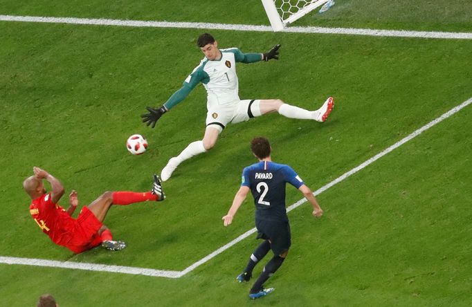 Thibaut Courtois a Benjamin Pavard v semifinále MS 2018 Francie - Belgie