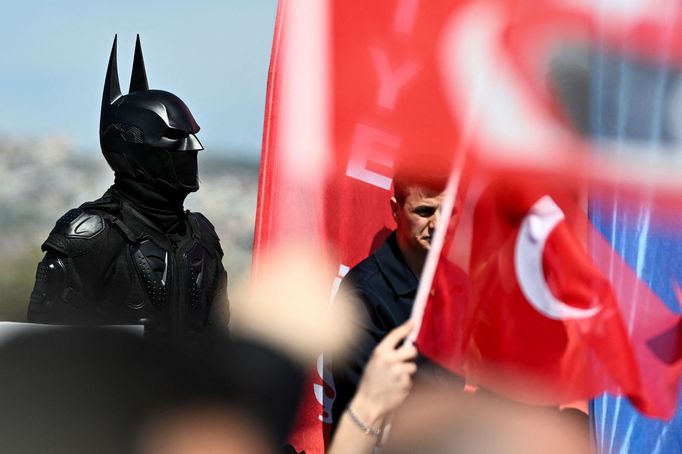Stovky tisíc lidí se v sobotu v Istanbulu zúčastnily demonstrace, kterou svolala turecká opozice proti zadržení bývalého starosty tohoto města Ekrema Imamoglua.