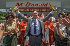 Recenze: Příběh zakladatele McDonald's o americkém snu bílých mužů nabývá v Trumpově éře aktuálnosti