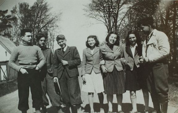 Skupina českých teenagerů prožila v Dánsku čtyři roky (1939 – 1943). Děti z lepších rodin z měst musely manuálně pracovat na dánském venkově.