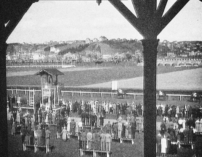 Dostihové derby v Chuchli v roce 1931. Reprofoto z dobové filmové nahrávky