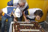 Piloti Renaultu Fernando Alonso (vpravo) a Nelsinho Piquet pod dohledem šéfa stáje Flavia Briatoreho sfoukávají svíčky na narozeninovém dortu.