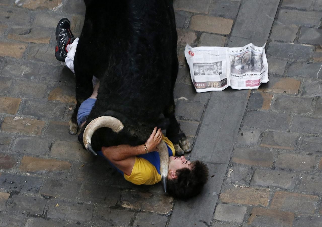 Pamplona - býk nabíral běžce na rohy