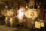 Válcovací stolice v Mittal Steel. Vyrábí plech z ocelových polotovarů.
