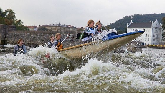 Divokou vodu si lze užít i v centru Prahy. Nevěříte?