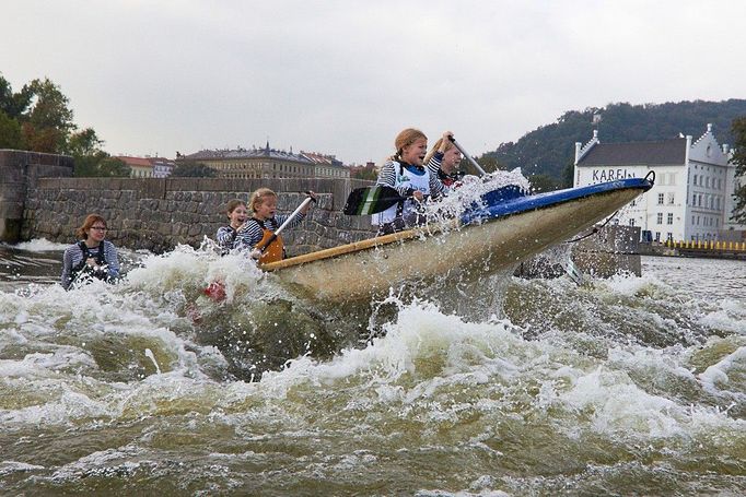 Divoká voda se dá zažít i v Praze. Alespoň když jednou za rok zpřístupní jezy. 10 - Největší vlnu a tedy i nejvíce zážitků při sjezdu poskytuje prostřední z jezů, Staroměstský jez. Karlův most zde současně nabízí skvělou pozici pro diváky, což dělá z tohoto místa nejrušnější bod na trati.