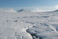 V Krkonoších hrozí orkán, horní část lanovky na Sněžku už stojí