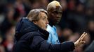 Roberto Mancini instruuje svého "oblíbence" Maria Balotelliho před tím, než ho vyslal na trávník.