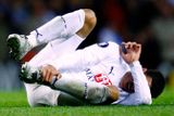 Záložník Tottenhamu Jenas se chytá za nárt v průběhu ukání Poháru UEFA s PSV Eindhovenem