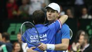 Druhý bod domácímu výběru zařídilo deblové duo Tomáš Berdych - Radek Štěpánek.