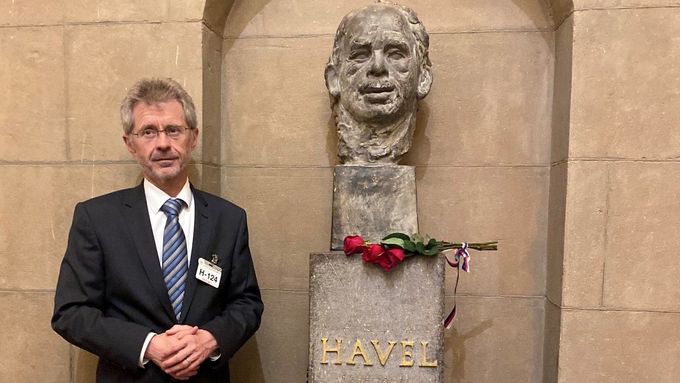 Předseda Senátu Miloš Vystrčil u busty Václava Havla, která je v americkém Kongresu umístěna od roku 2013.