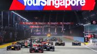 Noční Velkou cenu Singapuru odstartoval z prvního místa Lewis Hamilton, který vyhrál sobotní kvalifikaci.