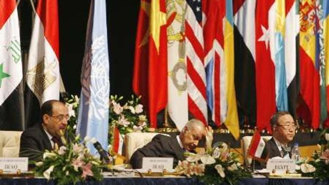 Irácký premiér Núrí Málikí, egyptský ministr zahraničí Ahmed Ghejt a generální tajemník OSN Pan Ki-mun během konferecne v Šarm aš-Šajchu.
