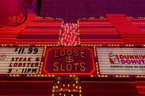 Kocovina v Las Vegas. Fotky ukazují, jak se metropole hazardu probírá z bolavého šoku