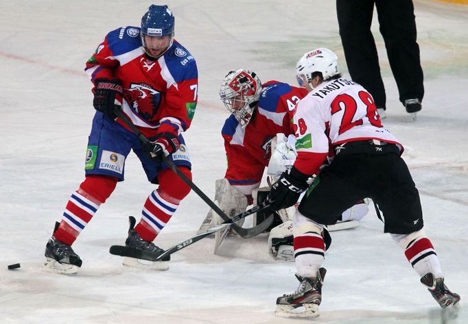 Před Tomášem Pöpperlem zkřížili hokejky jeho obránce Nathan Oystrick a čeljabinský útočník Maxim Jakucenja (v bílém).