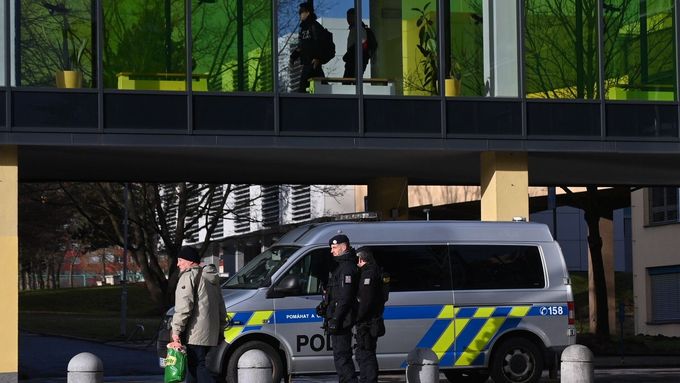 Policejní hlídka před budovou Vysoké školy báňské - Technické univerzity Ostrava, 22. prosince 2023 v Ostravě.