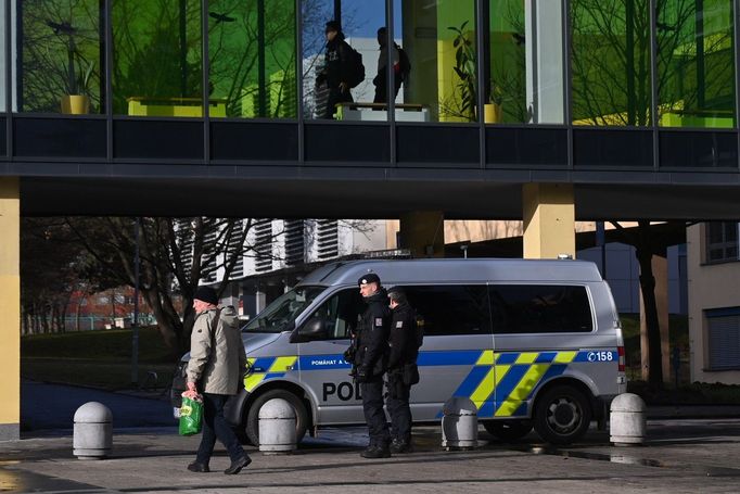 Policejní hlídka před budovou Vysoké školy báňské - Technické univerzity Ostrava, 22. prosince 2023 v Ostravě.