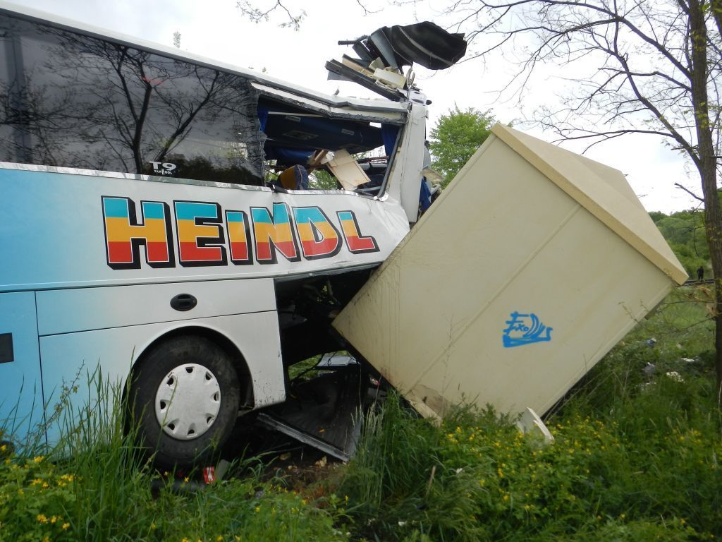 Nehoda autobusu a vlaku na přejezdu u Hluboké nad Vltavou.