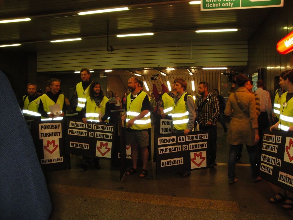 Pirátská akce proti turniketům v metru