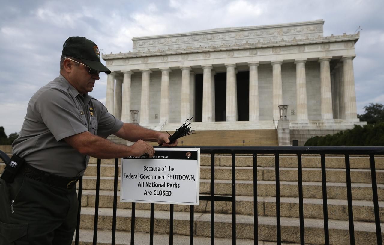 USA - platební neschopnost - shutdown - Lincoln Memorial