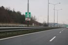 Dálnici D8 u Prahy zablokoval na více než tři hodiny převrácený kamion. Provoz už byl obnoven