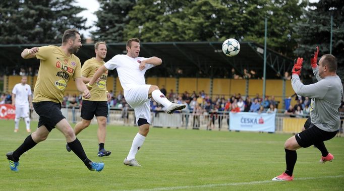 Hokejista Jiří Tlustý překonává obranu Zlatého týmu