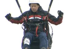 Letecký instruktor paraglidingu se zřítil z 10 metrů