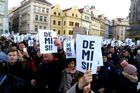 Průvod proti Babišovi chce znovu zaplnit ulice Prahy. Lidé posílají tisíce každý den