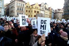 Průvod proti Babišovi chce znovu zaplnit ulice Prahy. Lidé posílají tisíce každý den