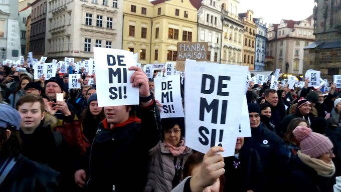 Na Staroměstském náměstí se 17. listopadu 2018 sešlo okolo 30 tisíc občanů žádajících demisi premiéra Andreje Babiše (ANO). Akci pořádal Milion chvilek pro demokracii.