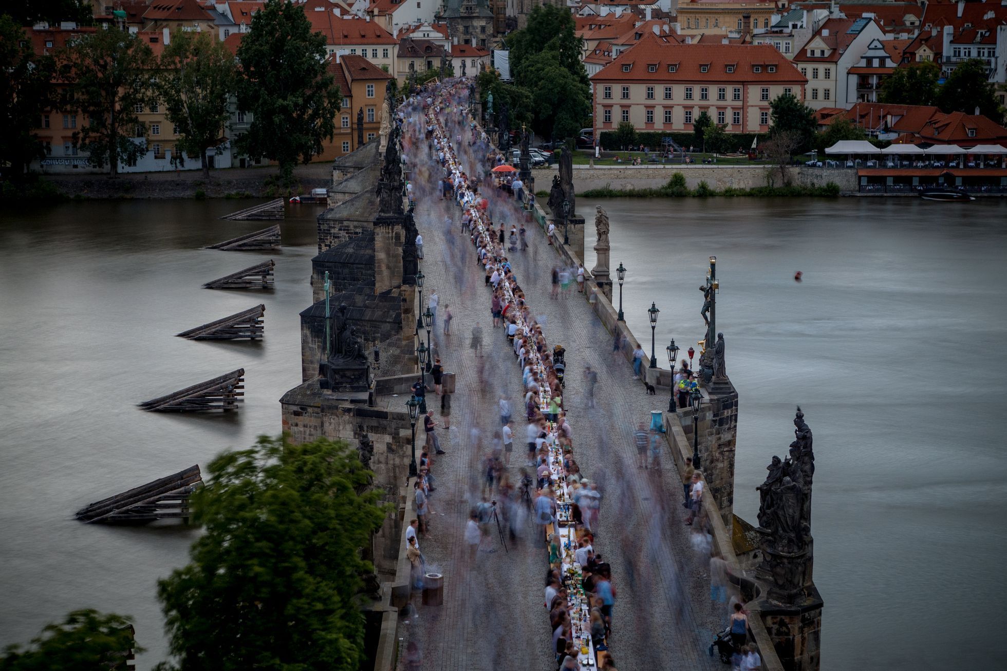 Prostřený Karlův most, Praha