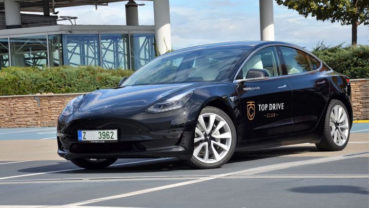 Tesla málem králem. O Model 3 je v Evropě zájem, předčil i Octavii nebo Dacii Duster