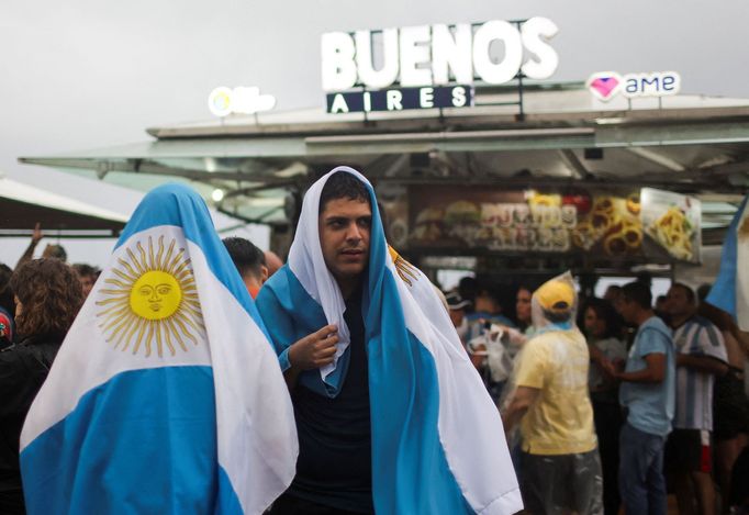 Argentinci fandí na brazilské pláži Copacabana v baru Buenos Aires během semifinále MS 2022 Argentina - Chorvatsko