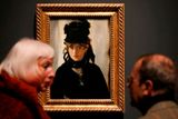 Berthe Morisotová byla Manetovi představena v létě 1868 v muzeu Louvre, načež se stala pravidelným hostem malířových čtvrtečních soaré. Jedná se o jeden ze sedmi jejích portrétu, tomuto podle všeho předcházely jen dvě sezení. Jak bývá u Maneta zvykem, Morisotová je obečena dle poslední módy, černá je nejspíš odkazem na smrt jejího otce, který v té době zesnul. Přestože nastupující impresionisté černou barvou pohrdali, pro Maneta znamenala obrovskou výzvou. Edouard Manet - Berthe Morisot with a Bouquet of Violets, 1872 olej na plátně, 55.5 x 40.5 cm Musee d Orsay, Paris. Acquis avec la participation du Fonds du Patrimoine, de la Fondation Meyer, de Chine Times Group et d un mecenat coordonne par le quotidien Nikkei, 1998