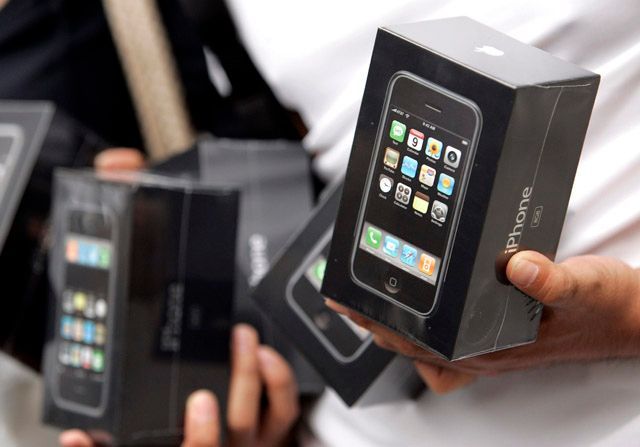 Jeden z prvních zákazníků si odnáší hned dva kusy iPhone