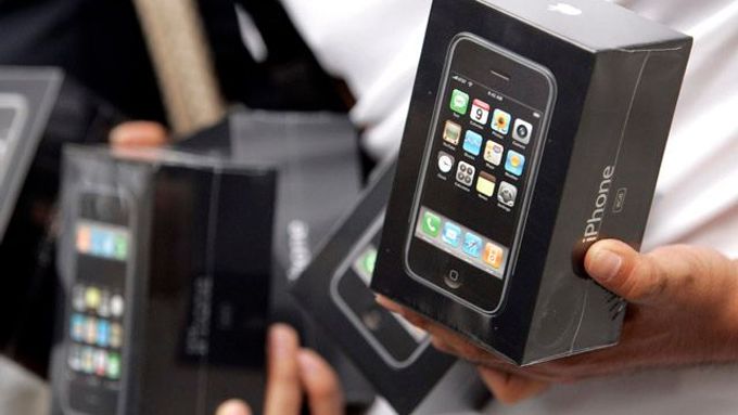 Jeden z prvních zákazníků si odnáší hned dva kusy iPhone