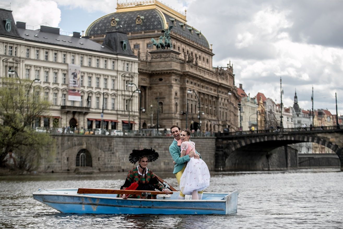 Snímek z propagační akce k uvedení baletu Marná opatrnost v Národním divadlu.