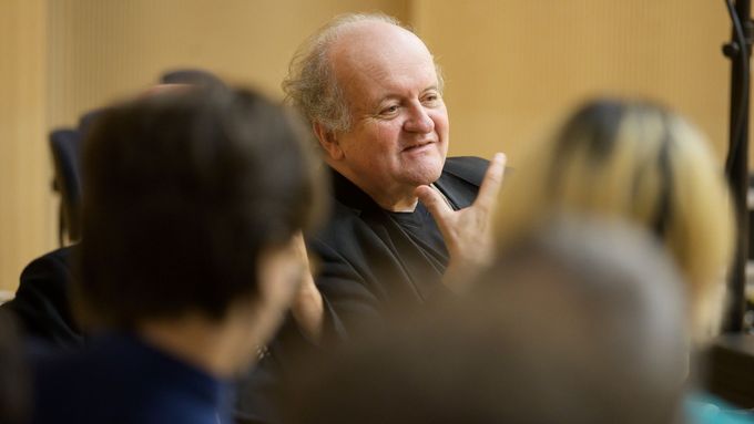 Wolfgang Rihm (na snímku z roku 2019) mimo jiné vedl festivalovou akademii ve švýcarském Lucernu, kde vychovával mladé talenty.