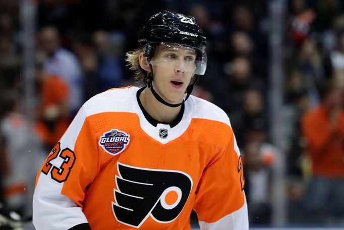 Oskar Lindblom v pražském utkání NHL mezi Philadelphií a Chicagem.