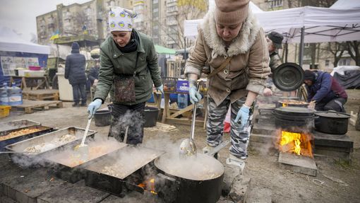 Polní příprava jídla pro vojáky a civilisty na ulici v Kyjevě, který se jako město připravuje na bitvu s invazní ruskou armádou. 7. 3. 2022