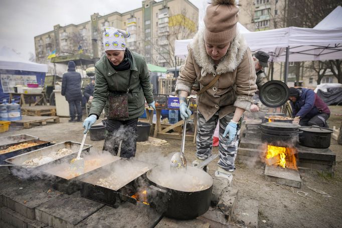 Polní příprava jídla pro vojáky a civilisty na ulici v Kyjevě, který se jako město připravuje na bitvu s invazní ruskou armádou. 7. 3. 2022